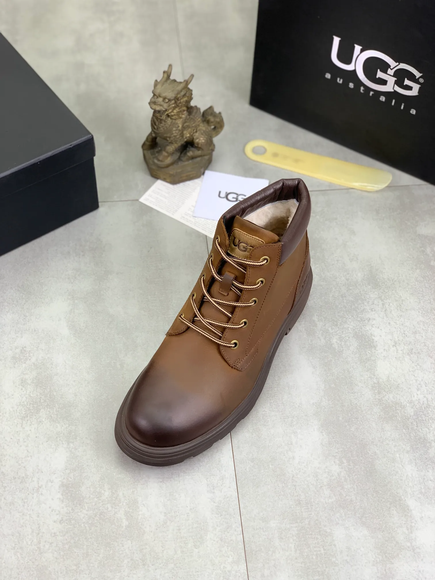 Factory price P640 💶[UGG] (full wool lining) Top-end high-quality fur integrated warm snow boots from Australia's warm luxury men's shoes brand, UGG-5877 official website synchronized, made of imported cowhide, carefully sewn...Imported rubber outsole (comfortable, soft, wear-resistant) The quality is really great...Exquisite workmanship, you can't put it down at first sight, code number: 39-44 Color: 3️⃣colors available